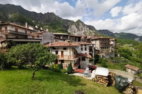 Un incantevole borgo friulano incastonato tra montagne verdi. Un luogo perfetto tra i borghi friuli da visitare per una vacanza rilassante.