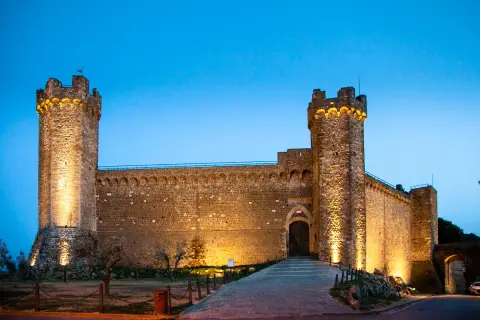 Fortezza di Montalcino illuminata di sera, un must per chi visita Montalcino cosa vedere in un giorno.