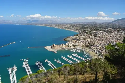Vista panoramica di Castellammare del Golfo: cosa fare in questo incantevole borgo marinaro con il suo castello e il porto turistico.