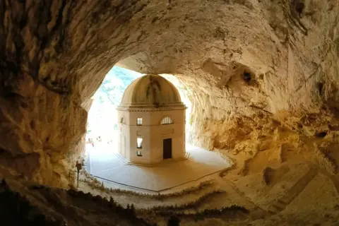 Tempio di Valadier, un gioiello da scoprire tra le cose da fare nelle Marche, incastonato nella roccia.