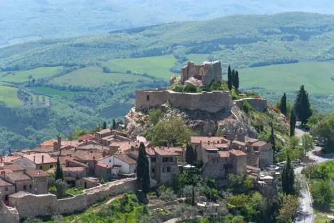 Castiglione d'Orcia: un borgo medievale arroccato su una collina con un imponente castello. Cosa vedere: le mura, le torri e il panorama mozzafiato.