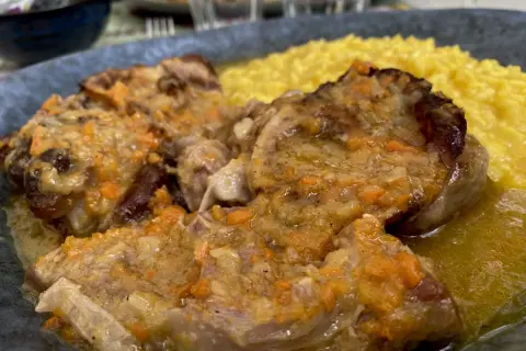 Ossobuco con risotto giallo, un classico da provare per scoprire cosa mangiare a Milano.