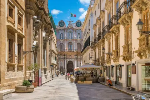 Passeggiata in una via storica di Trapani, con palazzi barocchi e un'atmosfera perfetta per scoprire cosa vedere a Trapani in un giorno.