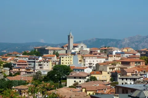 Panoramica di Tempio Pausania, con il suo campanile che svetta tra le case dai tetti rossi. Un luogo da scoprire, tra storia e paesaggi.