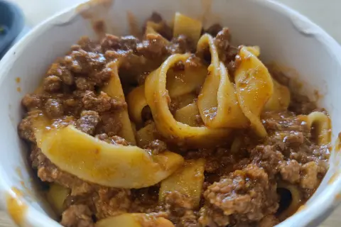 Tagliatelle al ragù, un classico da provare per scoprire cosa mangiare a Bologna. Un piatto ricco e saporito.