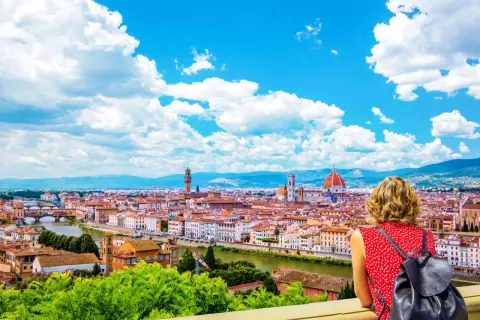 Vista panoramica di Firenze, con la cupola del Duomo e il Ponte Vecchio. Un'ottima anteprima di cosa vedere in Toscana.