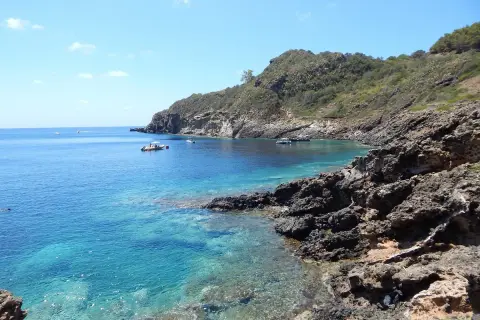 Baia di Ustica con acque cristalline e rocce vulcaniche. Un vero paradiso da scoprire, tra le cose da vedere a Ustica.