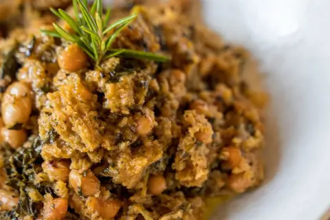 Un piatto tipico da provare: ribollita fiorentina con ceci e rosmarino. Cosa mangiare a Firenze? Questa zuppa è un must!