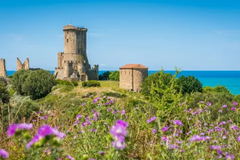 Torri medievali e rovine sul mare, un luogo incantevole da scoprire. Ecco cosa vedere nel Cilento!