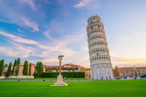 La Torre di Pisa è storta a causa del terreno instabile. La sua inclinazione è visibile in questa immagine al tramonto.