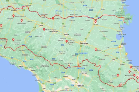 Mappa dell'Emilia-Romagna con itinerario rosso che collega città d'arte e borghi, ideali per scoprire i **posti da vedere in Emilia Romagna**.