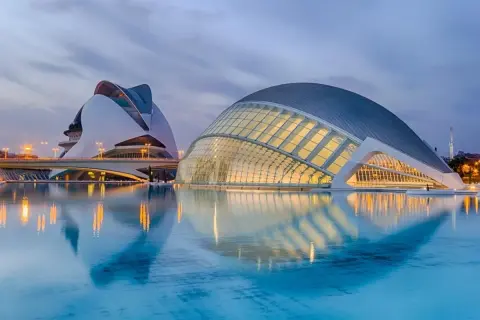 La Città delle Arti e delle Scienze di Valencia, con le sue architetture futuristiche e i riflessi sull'acqua, è un must per chi cerca cosa vedere a Valencia in un giorno.