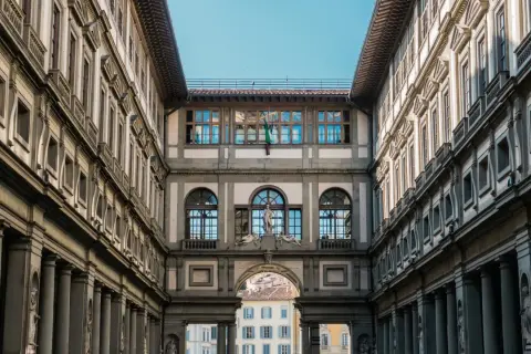 Corridoio degli Uffizi, Firenze. Un'icona di arte e storia, dove si scopre cosa sono gli Uffizi, con le sue gallerie e architetture rinascimentali.