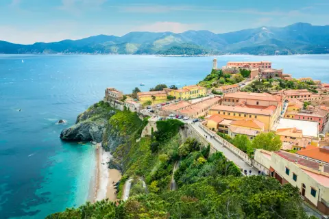 Vista panoramica di Portoferraio, Isola d'Elba: un'idea per cosa vedere all'isola d'Elba in 3 giorni, tra mare cristallino e borghi storici.