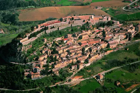 Borghi da visitare in provincia di Teramo: vista aerea di Civitella del Tronto, un gioiello arroccato su uno sperone roccioso, con la sua imponente fortezza.