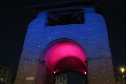 Arco illuminato di rosa e blu, un'icona della firenze vita notturna.