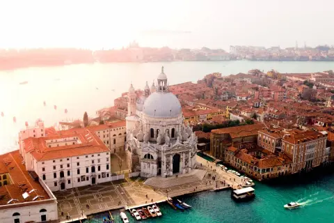 Vista aerea di Venezia, la città più bella d'Italia, con la Basilica di Santa Maria della Salute e i suoi canali.