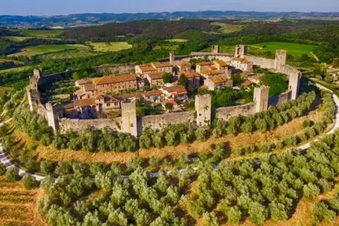 Borgo medievale fortificato, uno dei borghi vicino San Gimignano, immerso nel verde della campagna toscana tra ulivi e vigneti.