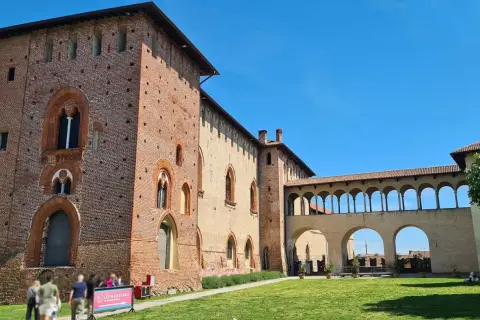 Castello Sforzesco di Vigevano, con la sua torre in mattoni e il loggiato ad archi, è un luogo imperdibile da vedere a Vigevano.