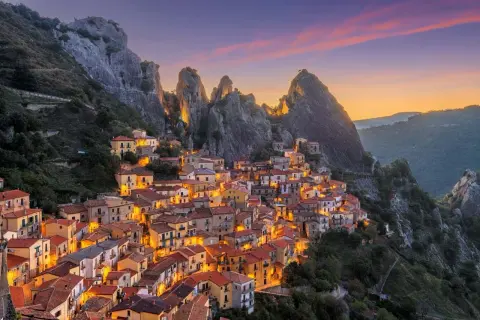Un borgo italiano arroccato su un monte, illuminato al tramonto. Un'idea per 2 giorni nei borghi più belli d'Italia.