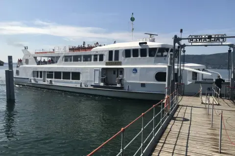 Un grande traghetto bianco attende i passeggeri per un tour sul Lago di Garda.