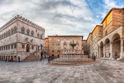 Piazza IV Novembre a Perugia: Palazzo dei Priori, Fontana Maggiore e arcate. Un'idea di cosa vedere a Perugia in un giorno.