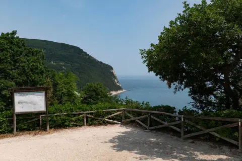 Sentieri del Monte Conero: un belvedere con pannello informativo e vista sul mare Adriatico.