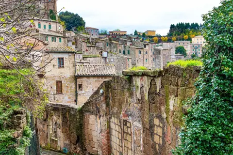 Antica Sorano, dove si trova questo borgo medievale, con case in tufo e vegetazione rigogliosa che si arrampica sui muri.