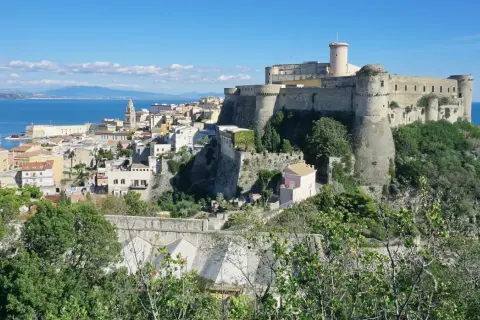 Gaeta, uno dei borghi del Lazio da vedere assolutamente, con il suo imponente castello affacciato sul mare blu.