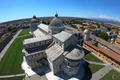 Piazza dei Miracoli a Pisa, una delle 10 città più belle d'Italia UNESCO, con la Torre Pendente e il Duomo.