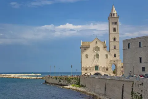 Cattedrale di Trani, un gioiello da vedere, si affaccia sul mare azzurro. Un luogo incantevole per scoprire cosa vedere a Trani.