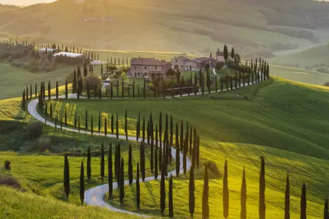 Un sogno di tour toscana 3 giorni: colline verdi, cipressi iconici e un casale al tramonto.