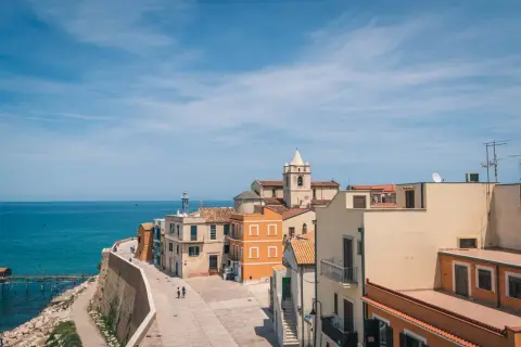 Un angolo di **Molise mare Termoli** con case colorate, il campanile e il blu intenso dell'Adriatico.