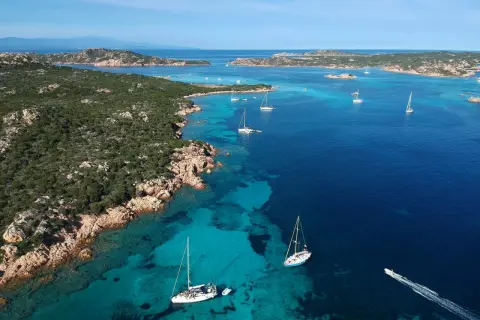 Navigare tra le acque cristalline e le isole verdi: ecco cosa vedere alla Maddalena, un paradiso di calette e velieri.
