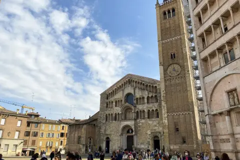 Piazza Duomo a Parma: un'idea per cosa vedere a Parma e dintorni in 3 giorni, tra cattedrale romanica e campanile con orologio.