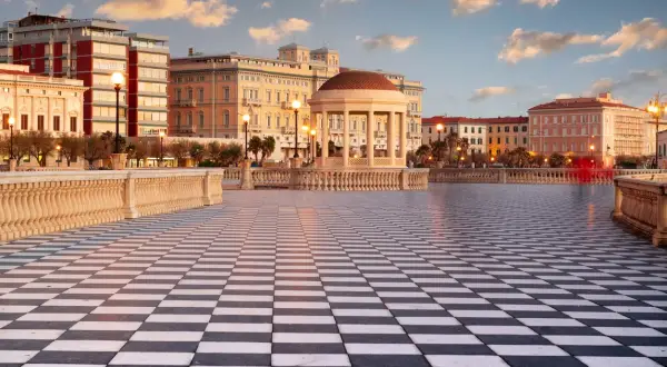 Terrazza Mascagni a Livorno, con il suo pavimento a scacchi e gli edifici storici sullo sfondo. Perfetta per scoprire cosa vedere a Livorno in un giorno.