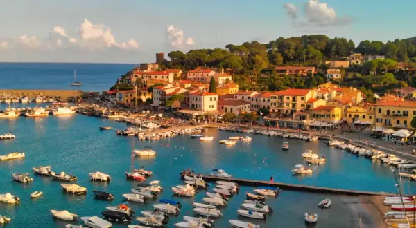 Porto con barche e case colorate, un luogo incantevole da scoprire: isola d'Elba cosa vedere.