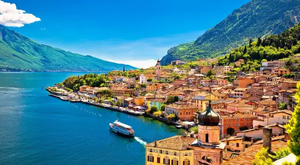 Un borgo pittoresco sul lago, con case colorate e montagne verdi. Un luogo ideale per capire dove si vive meglio in Italia.