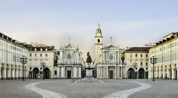 Piazza San Carlo a Torino, con le chiese gemelle e il monumento equestre. Un ottimo punto di partenza per scoprire cosa vedere a Torino in un giorno.