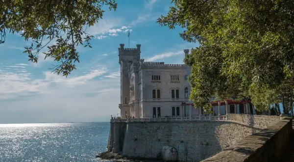 Castello di Miramare a picco sul mare, un'idea per cosa vedere a Trieste in 3 giorni.
