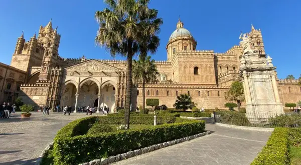 La Cattedrale di Palermo, un must per chi visita Palermo cosa vedere in 3 giorni, con la sua maestosa architettura e il giardino curato.