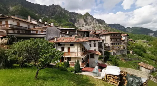 Un incantevole borgo friulano incastonato tra montagne verdi. Un luogo perfetto tra i borghi friuli da visitare per una vacanza rilassante.