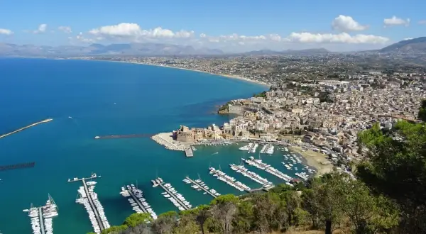 Vista panoramica di Castellammare del Golfo: cosa fare in questo incantevole borgo marinaro con il suo castello e il porto turistico.