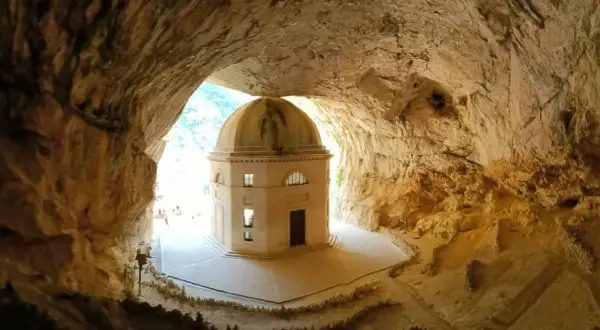 Tempio di Valadier, un gioiello da scoprire tra le cose da fare nelle Marche, incastonato nella roccia.