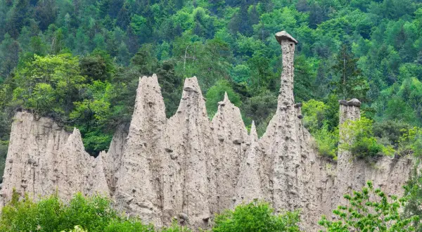 Piramide di terra nel Val di Cembra, con un cappello di pietra in cima a una delle formazioni.