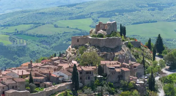 Castiglione d'Orcia: un borgo medievale arroccato su una collina con un imponente castello. Cosa vedere: le mura, le torri e il panorama mozzafiato.
