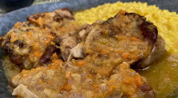 Ossobuco con risotto giallo, un classico da provare per scoprire cosa mangiare a Milano.