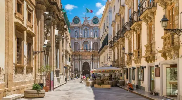 Passeggiata in una via storica di Trapani, con palazzi barocchi e un'atmosfera perfetta per scoprire cosa vedere a Trapani in un giorno.