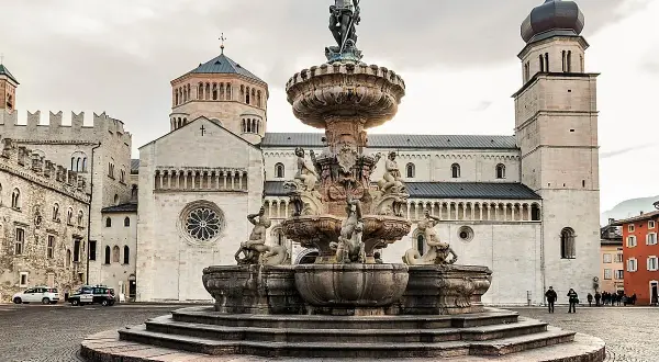 Fontana del Nettuno e Duomo di Trento, un must per chi visita cosa vedere a Trento in un giorno.