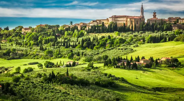 Panoramica di Pienza, con i suoi edifici storici e le colline verdi, un luogo perfetto per scoprire le 10 cose da vedere.